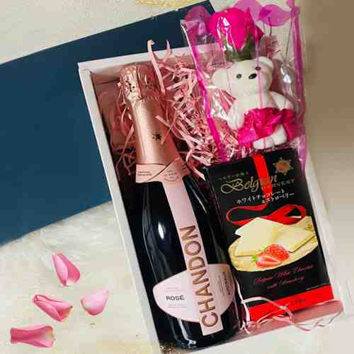 Boozy Chocolates Gourmet Gift Box - Moet Champagne & Whisky | Compartés